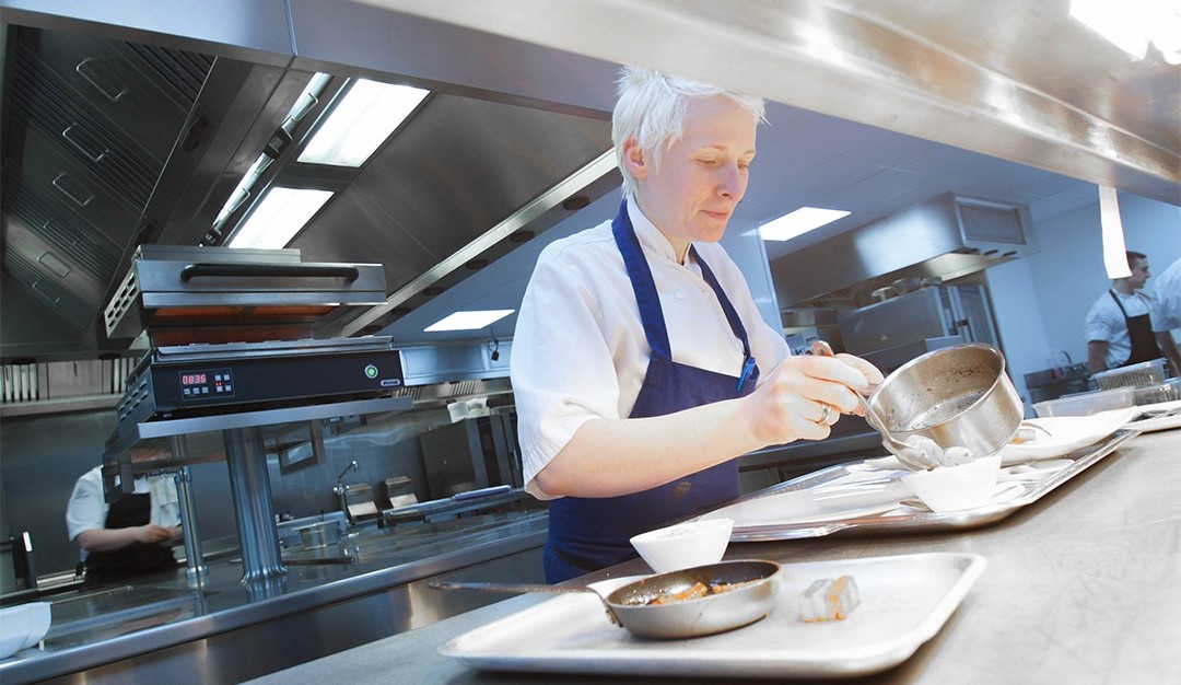 Un chef qui cuisine avec une cuisine Nayati